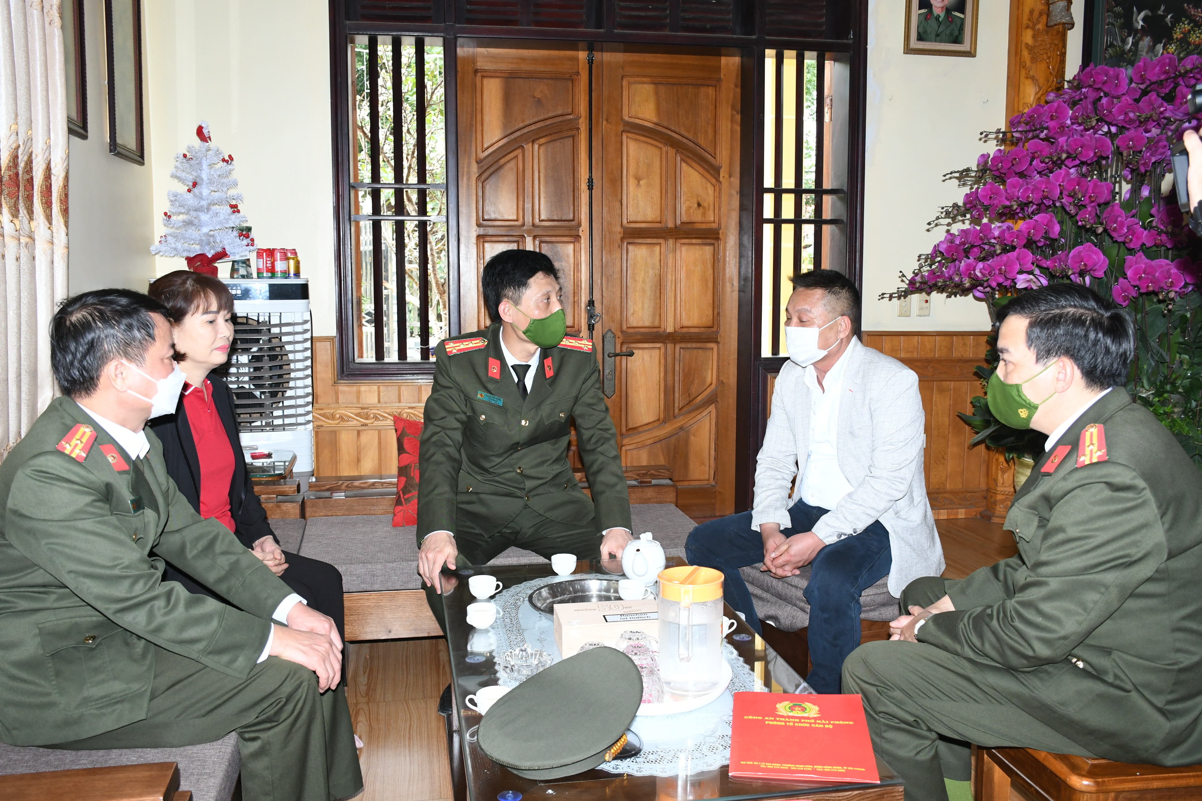 Đại tá Phạm Viết Dũng – Phó Bí thư Đảng ủy, Phó Giám đốc CATP thăm, chúc Tết gia đình liệt sỹ CAND Nguyễn Mạnh Cường